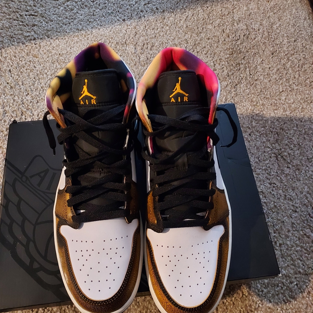 Jordan 1 Mid SE Black and White Sneakers